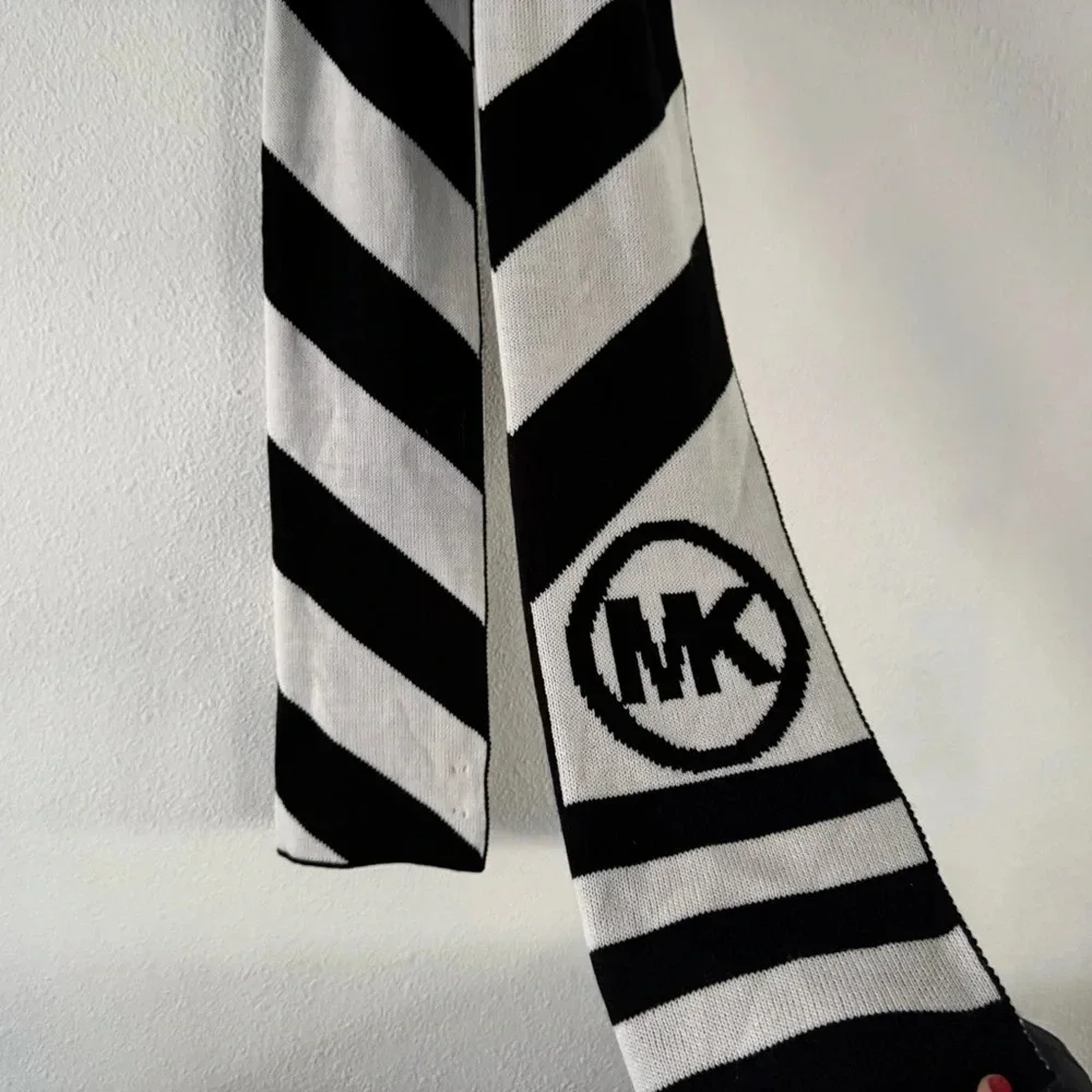 MK Chic Chevron Knit Michael Kors Logo Wrap Scarf Derby Modern Luxury LIKE NEW